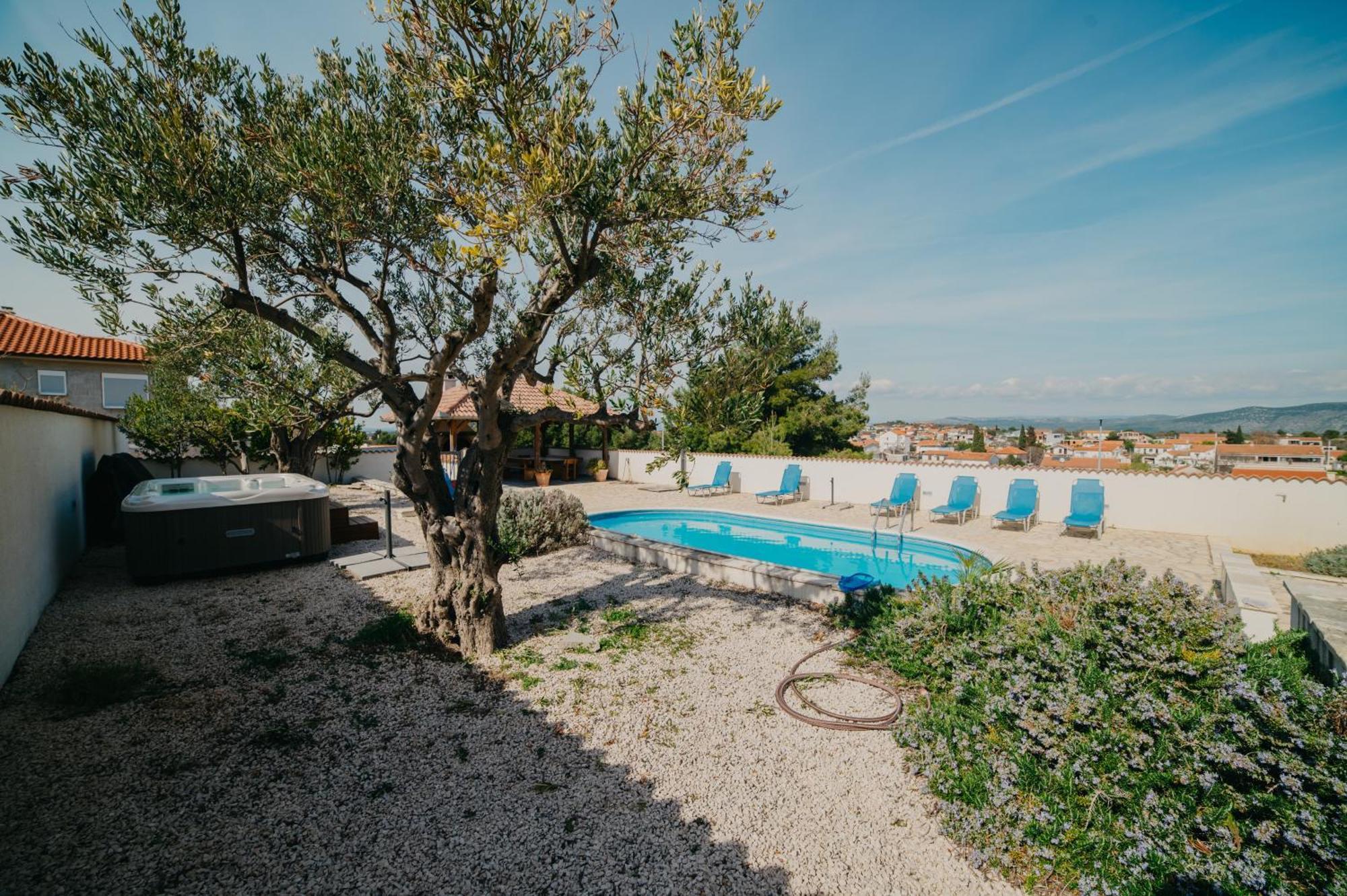 Lavender With Pool And Wellness Drage